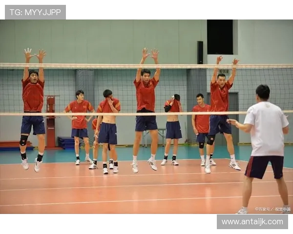 深圳排球队的默契配合揭秘：排球场上的团队精神与战术分析